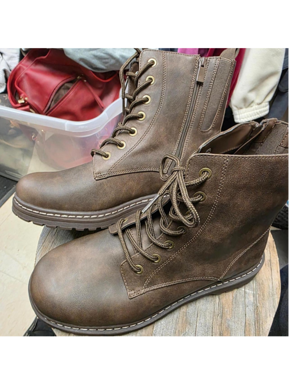 Brown leather ankle boots with lace-up front and side zipper #laceup #ankle

#De